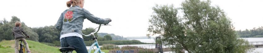 Header fietsend meisje