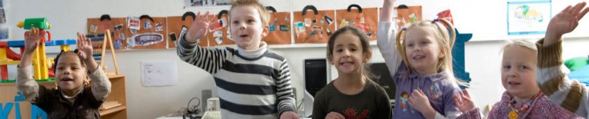 Header kinderen steken handen op