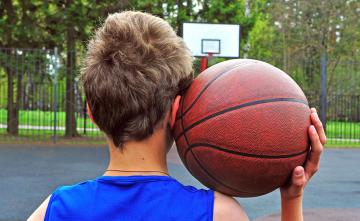 Jongen met basketbal