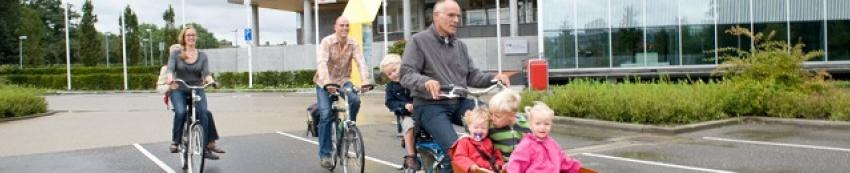 Opa op bakfiets