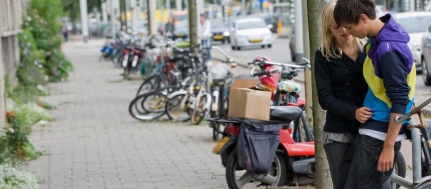 twee jongeren op straat twee jongeren op straat