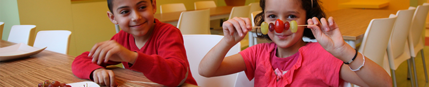kinderen met fruit