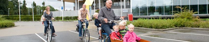 Vader op bakfiets met kinderen