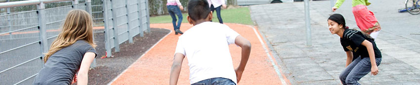Kinderen spelen buiten op atletiekbaan