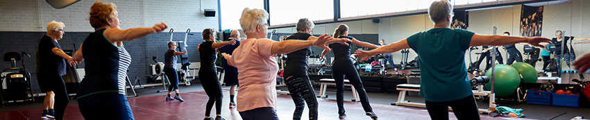 Sportende ouderen in gymzaal