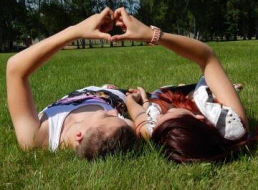 twee jonge mensen liggend in het gras
