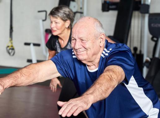 Sportende oudere in sportschool