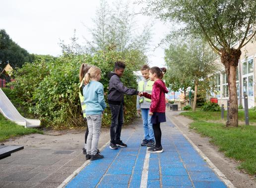 Groepje jonge kinderen staan buiten