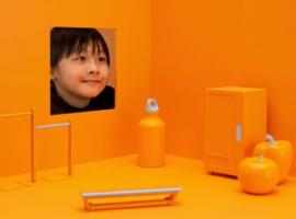 Kind kijkt via raam in oranje ruimte naar attributen die bijdragen aan gezondheid