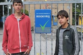 Jongens bij rookvrij schoolterrein